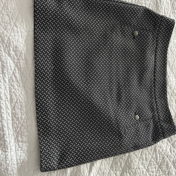 Loft Black Patterned mini skirt, size 6 - Picture 2 of 4